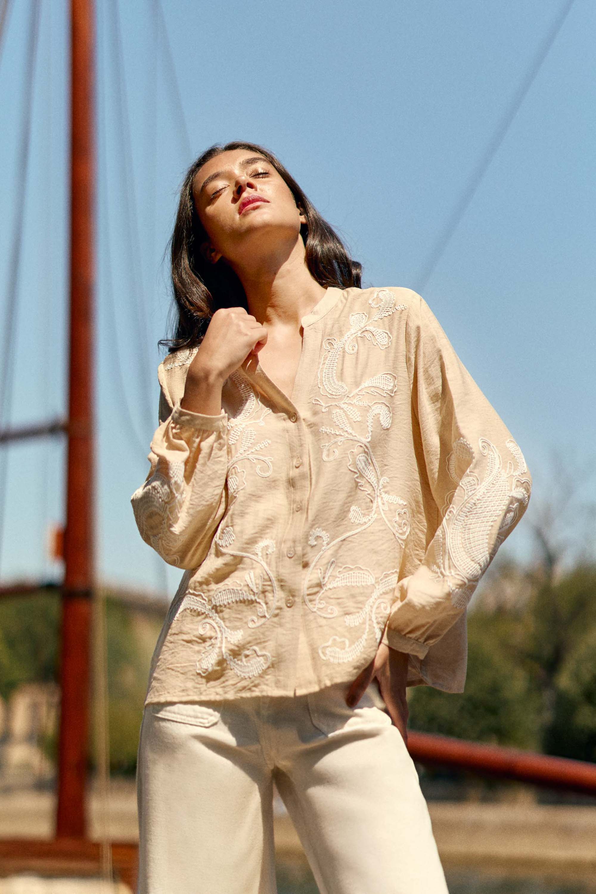 Blouse brodée beige - Beyta