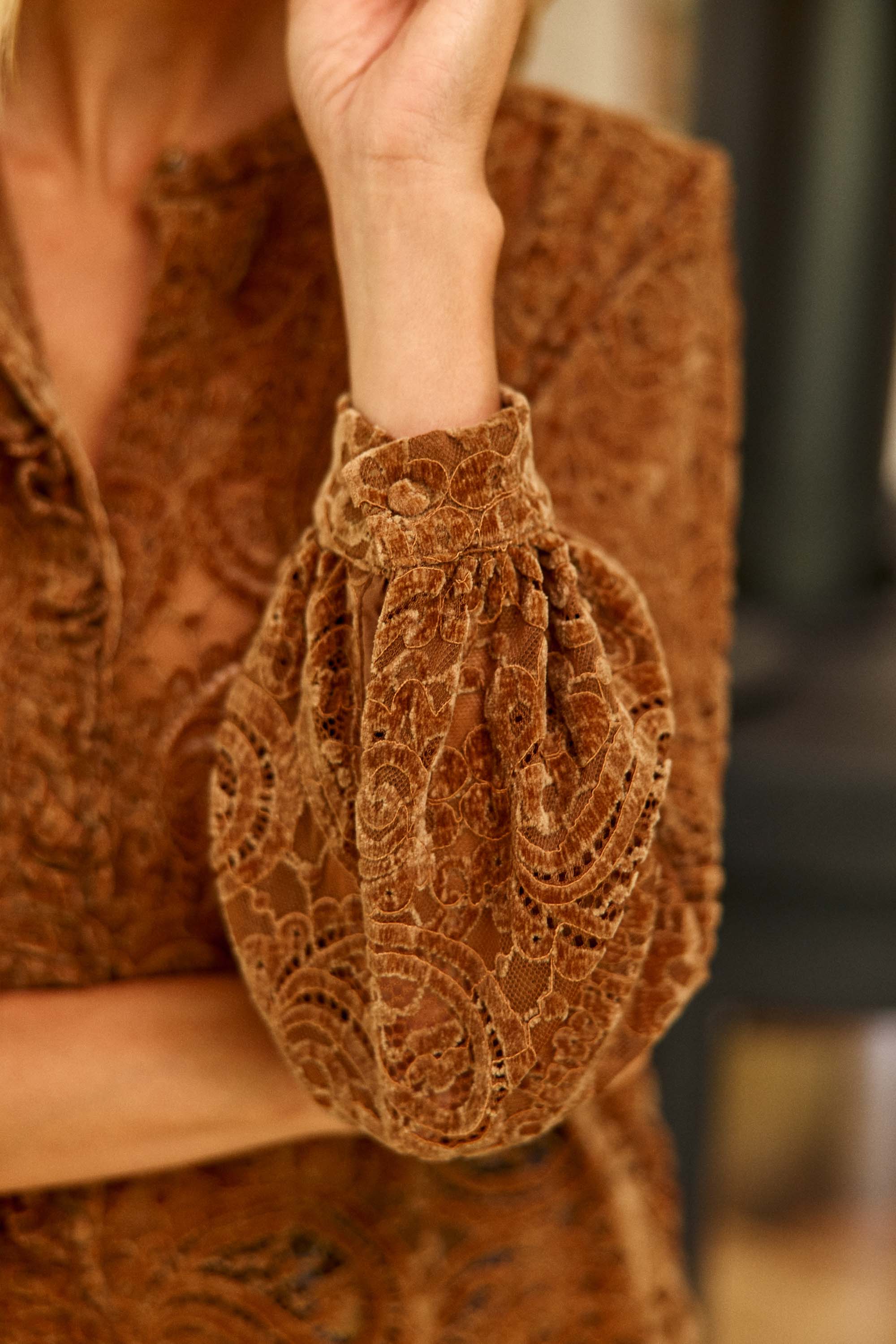 Blouse dentelle aspect velours camel - Bolentia