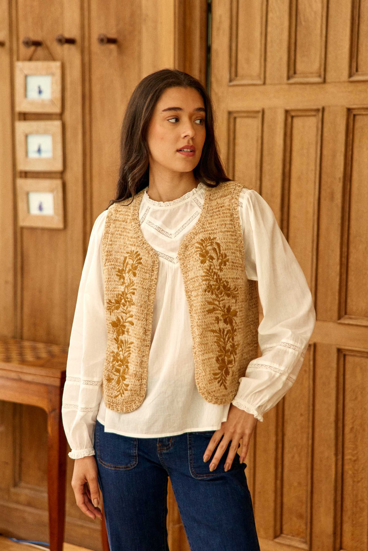 Gilet sans manches brodé beige - Meline