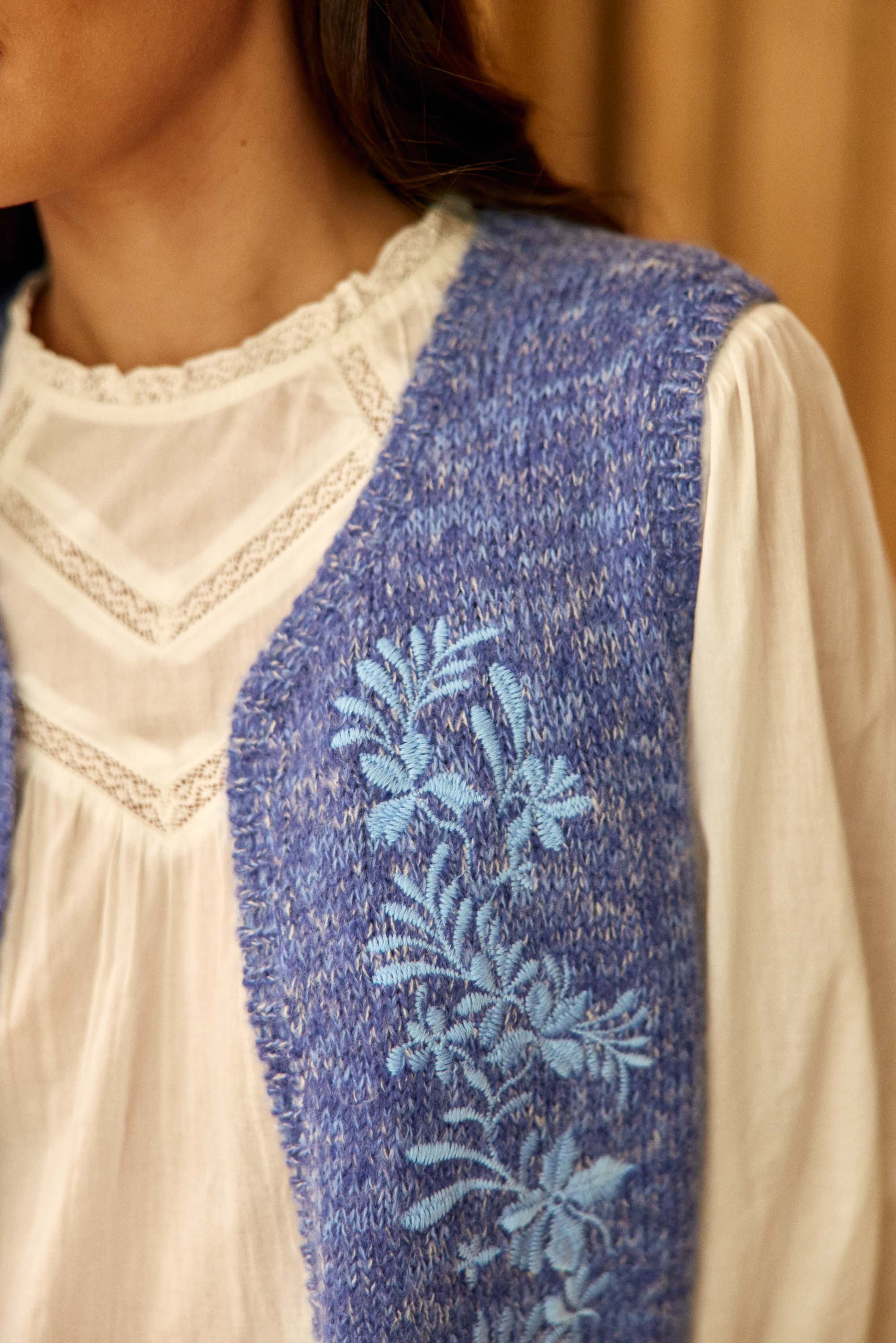 Gilet sans manches brodé bleu - Meline